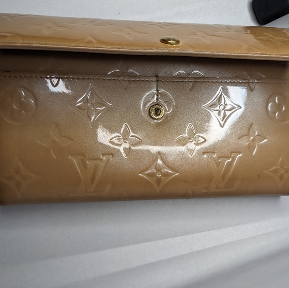 Authentic Louis Vuitton Noisette monogram Vernis Sarah wallet - Picture 16 of 16